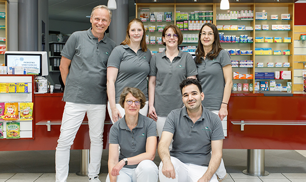 Apothekenteam kniet in der Trieweiler Apotheke.